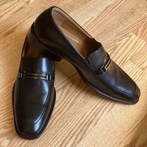 Johnston Murphy Mens black leather slip ons.